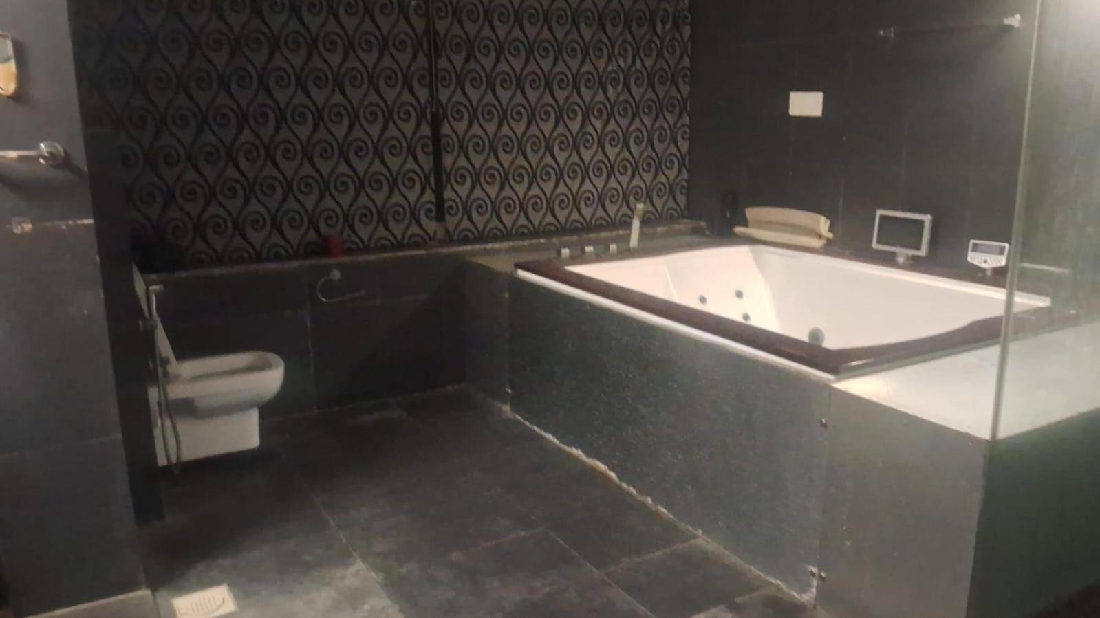 Tvh Park Rozalia Hostel Ченай Екстериор снимка